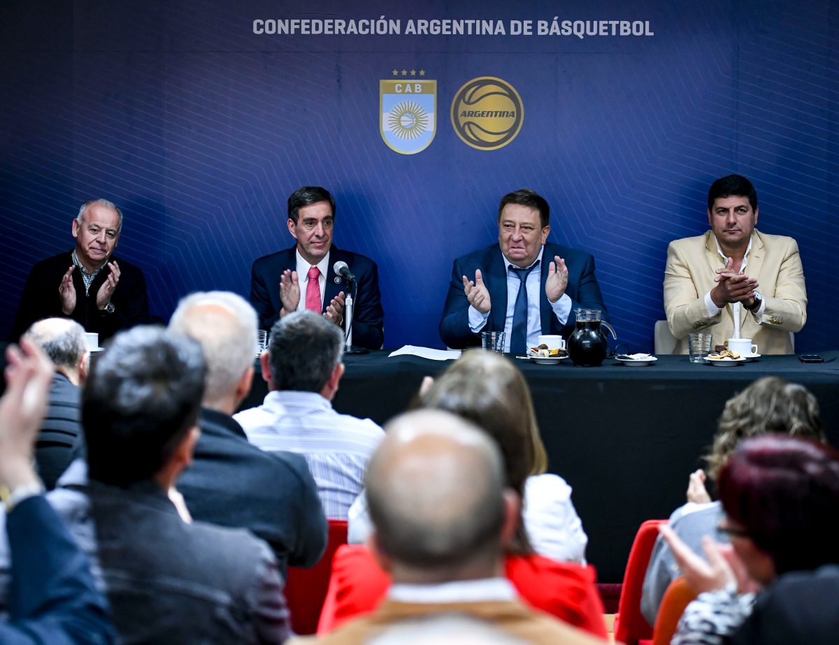 Sergio Gatti, el nuevo presidente de la CAB, junto a Fabián Borro, quien deja su cargo.