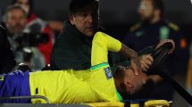 Imagen de VIDEO | Neymar debió dejar la cancha en camilla y llorando ante Uruguay: la jugada que lo lesionó