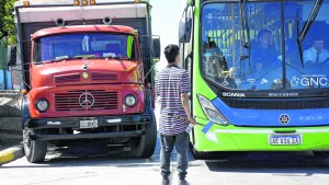 Limpiavidrios que se la rebuscan en Neuquén: la complejidad de una trama social en crisis