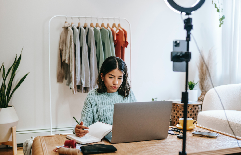 Foto de Liza Summer: https://www.pexels.com/es-es/foto/mujer-camara-ordenador-portatil-navegando-6347919/

