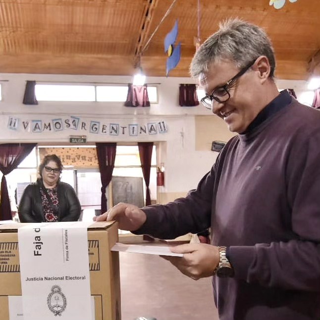 El intendente de Plaza Huincul, Claudio Larraza votó en la escuela 49 (Foto: gentileza)