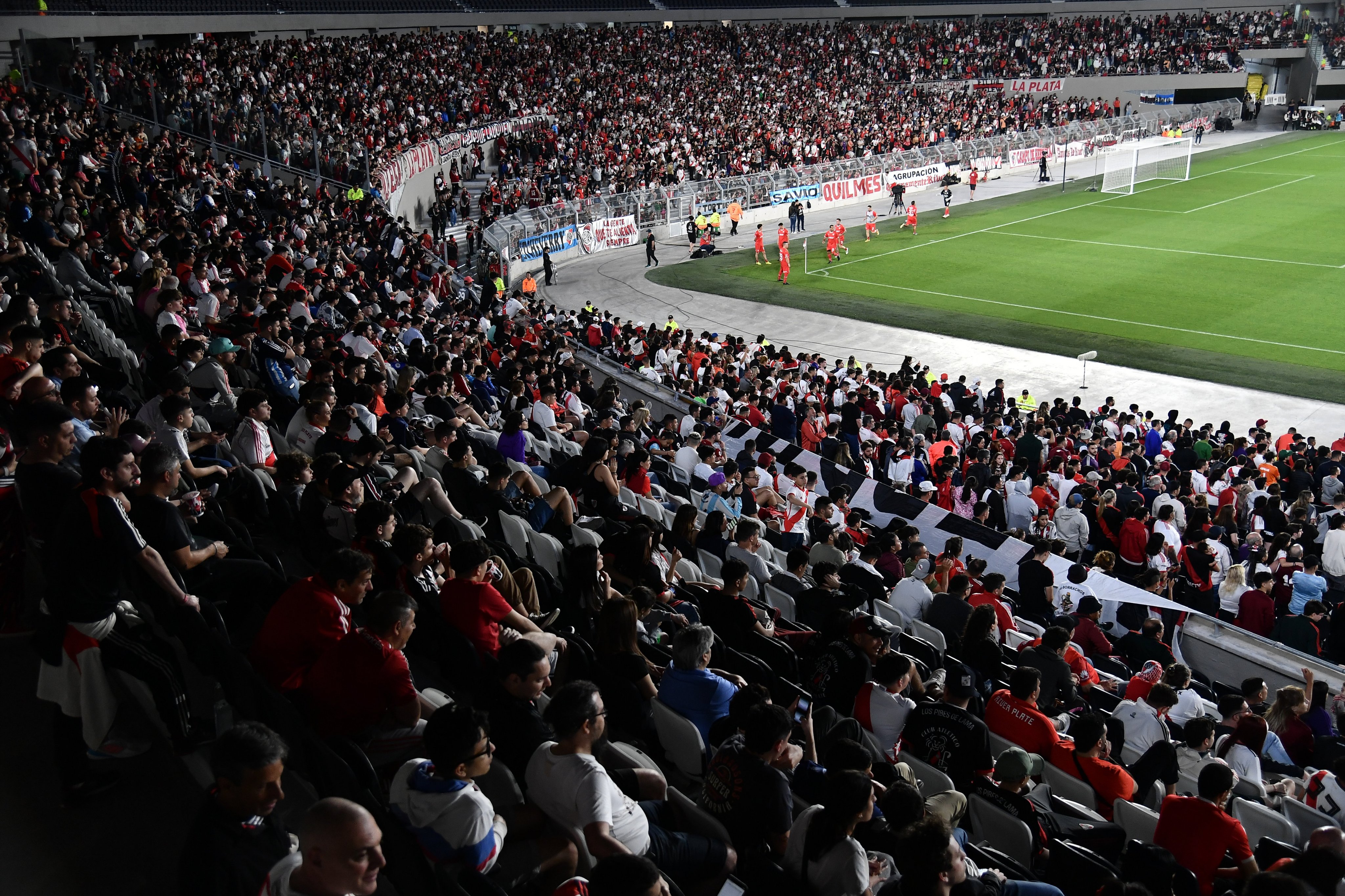 El elenco celebró el título ante 30.000 fanáticos en el Monumental.