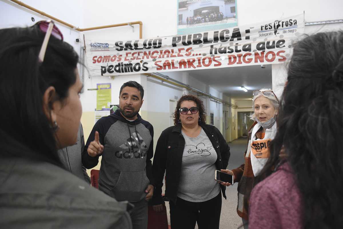 Los hospitalarios reclamaron y llevaron adelante una asamblea en Roca. foto: Juan Thomes.