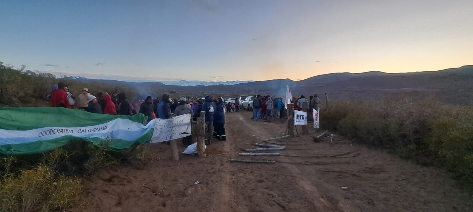 El desalojo de la familia tenía sentencia el miércoles y el jueves a la madrugada los crianceros de la zona se movilizaron al campo (gentileza)