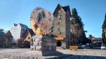 Imagen de En el Día de la Diversidad Cultural, un enorme cultrún cubre el monumento a Roca en Bariloche