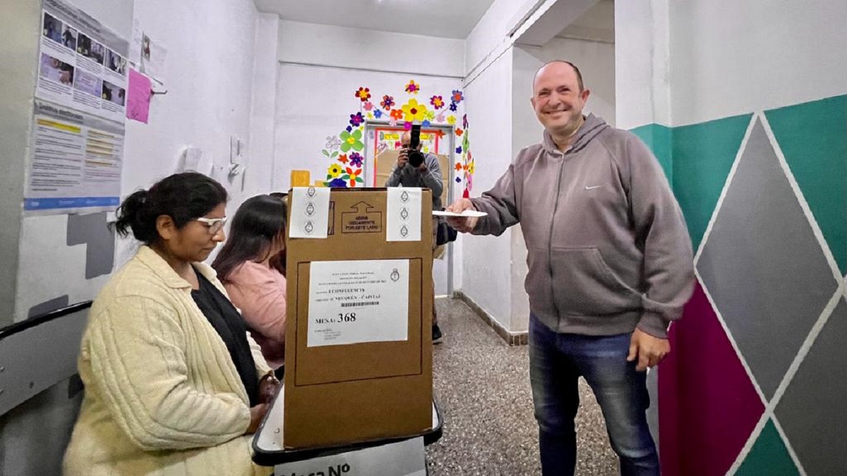 El candidato de Sergio Massa votó en la escuela 150 de Neuquén. Foto: Gentileza. 