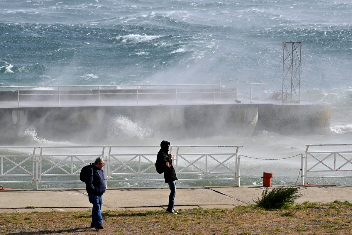 Las fuertes ráfagas de viento se registran desde temprano este viernes en Bariloche y así se evidencia con el oleaje del lago Nahuel Huapi. Foto: Chino Leiva