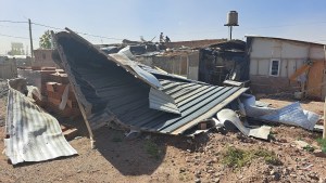 Alerta por vientos en Neuquén: camiones volcados, voladuras de techos y cortes de luz