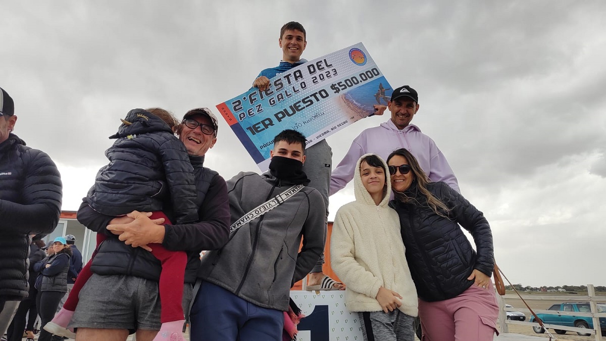 El viedmense Lucio Minichelli festejó el premio junto a su familia. 