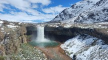 Imagen de Así de lindo está el salto del Agrio tras la nevada de primavera