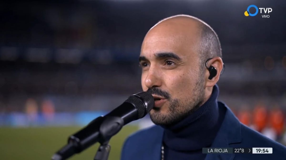 Abel Pintos entonó el himno en Argentina vs Paraguay. Foto: Captura video. 