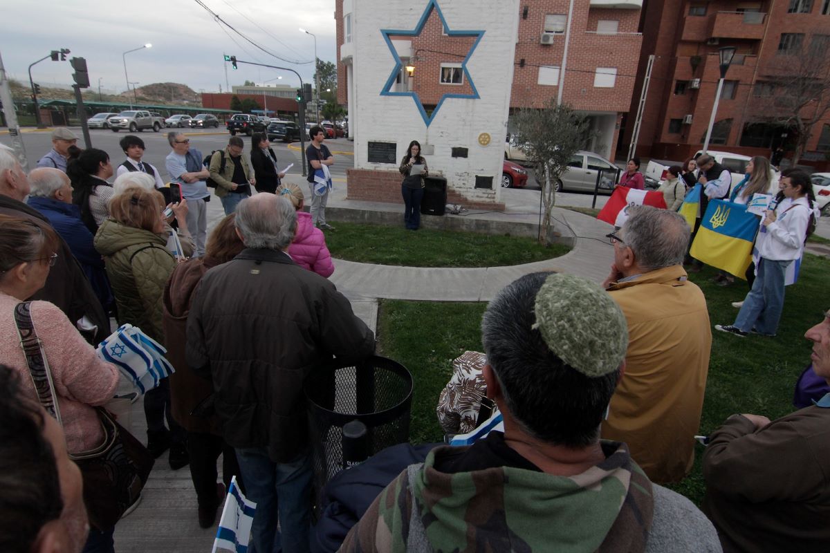 El acto fue en la plazoleta Estado de Israel "en repudio a los actos terroristas perpetrados sobre la población". Foto: Oscar Livera.