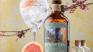 «Athos gin» de Bariloche, la creación patagónica para el mejor homenaje a este bebida en su día