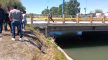 Imagen de Chocó, cayó al canal de riego y logró sobrevivir abriendo la puerta de su auto y nadando hasta la orilla en Roca