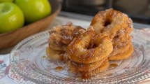 Imagen de Buñuelos de manzana con salsa toffee