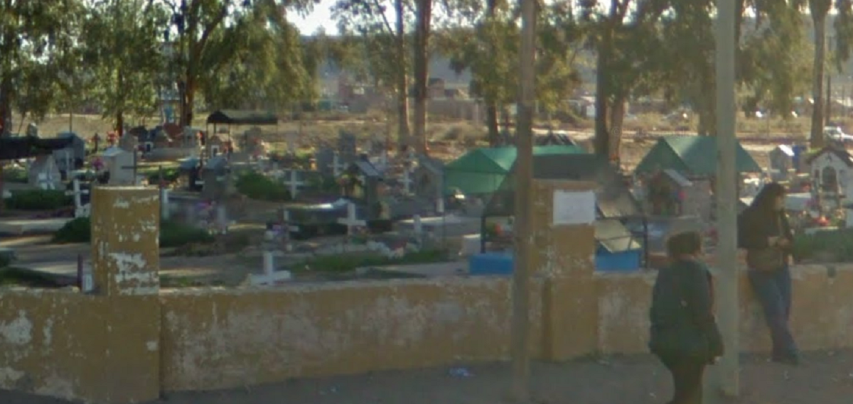 Vecinos del cementerio denuncian que desconocidos realizan ritos satánicos y brujerías en el cementerio. (Captura)