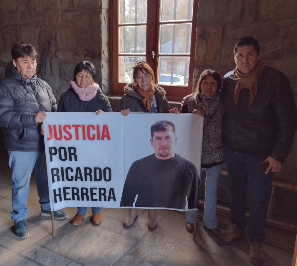 Norma Sandoval, la madre de Ricardo Herrera, que fue asesinado en Bariloche, manifestó su repudio, junto a su familia, contra la sentencia que dictó el juez Marcelo Álvarez Melinger en Bariloche. (foto gentileza)