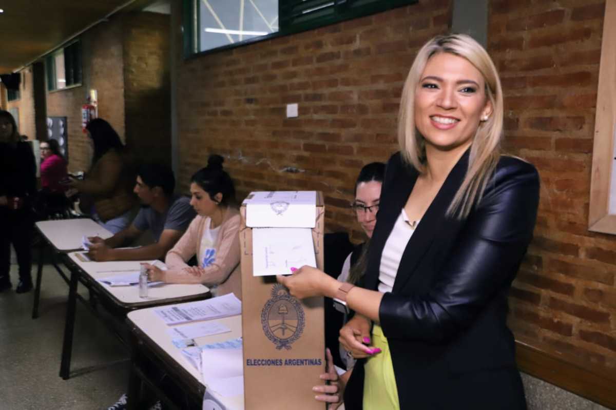 La candidata de Javier Milei votó en la escuela 309 de Neuquén. Foto: Fabián Ceballos.