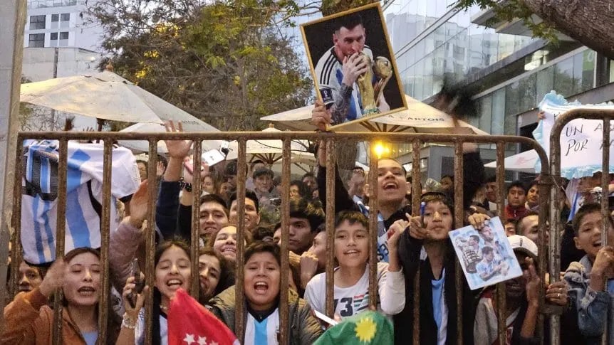 Miles de peruanos esperaron por la llega de los campeones del mundo, en especial por Lionel Messi.