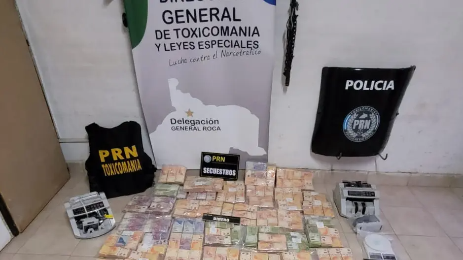 El sábado la policía logró secuestrar el dinero y la droga en nueve allanamientos en distintos barrios de Roca. foto: gentileza.