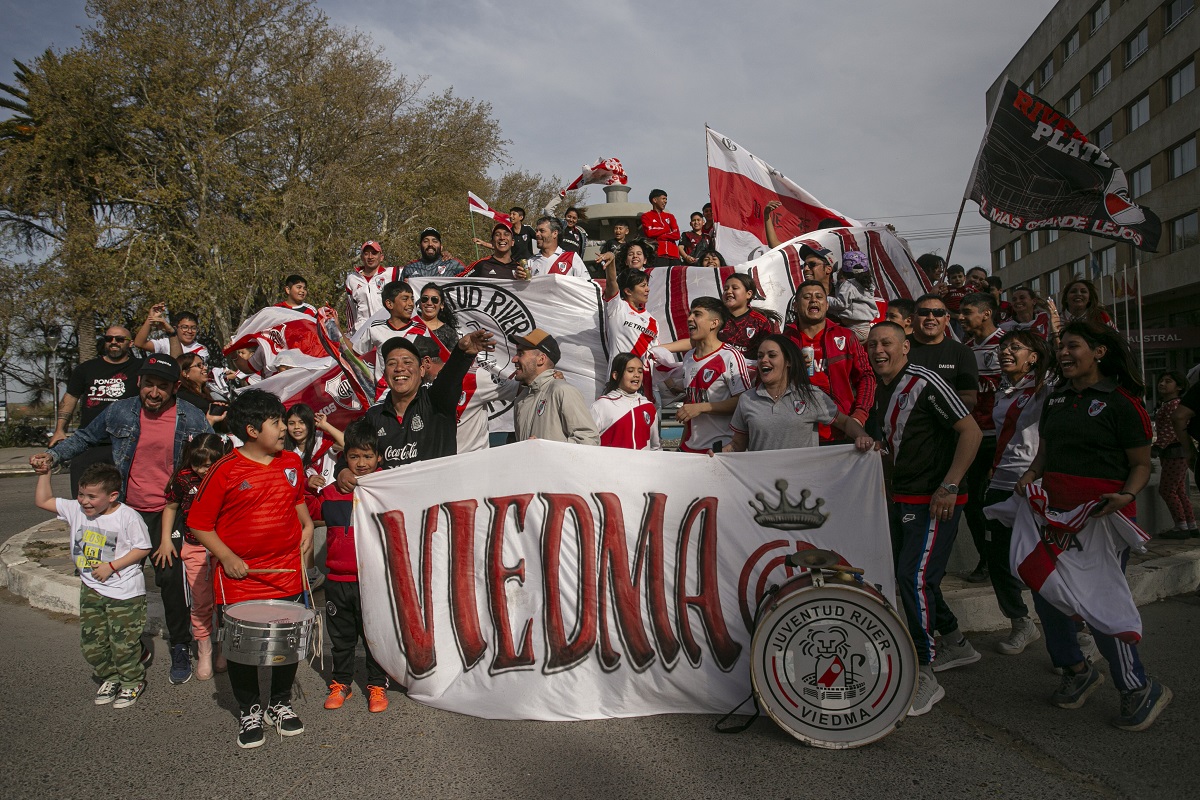 Los festejos en la fuente Púcara, tras el triunfo de River en el Superclásico. Foto: Pablo Leguizamon