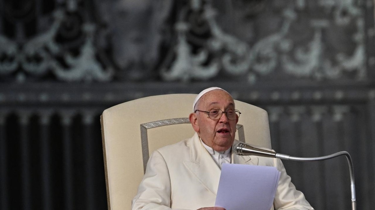 El papa Francisco, desde la Capilla de Santa Clara, rezó el Ángelus a pesar de una inflamación pulmonar.