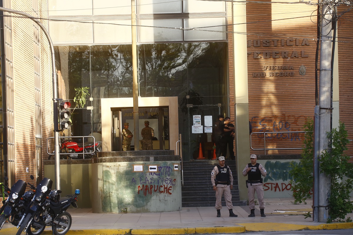 Seguridad reforzada en el Juzgado Federal de Viedma. Foto: Pablo Leguizamon.