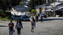 Imagen de El peregrinaje de las personas afectadas por el paro de colectivos que sigue en Bariloche