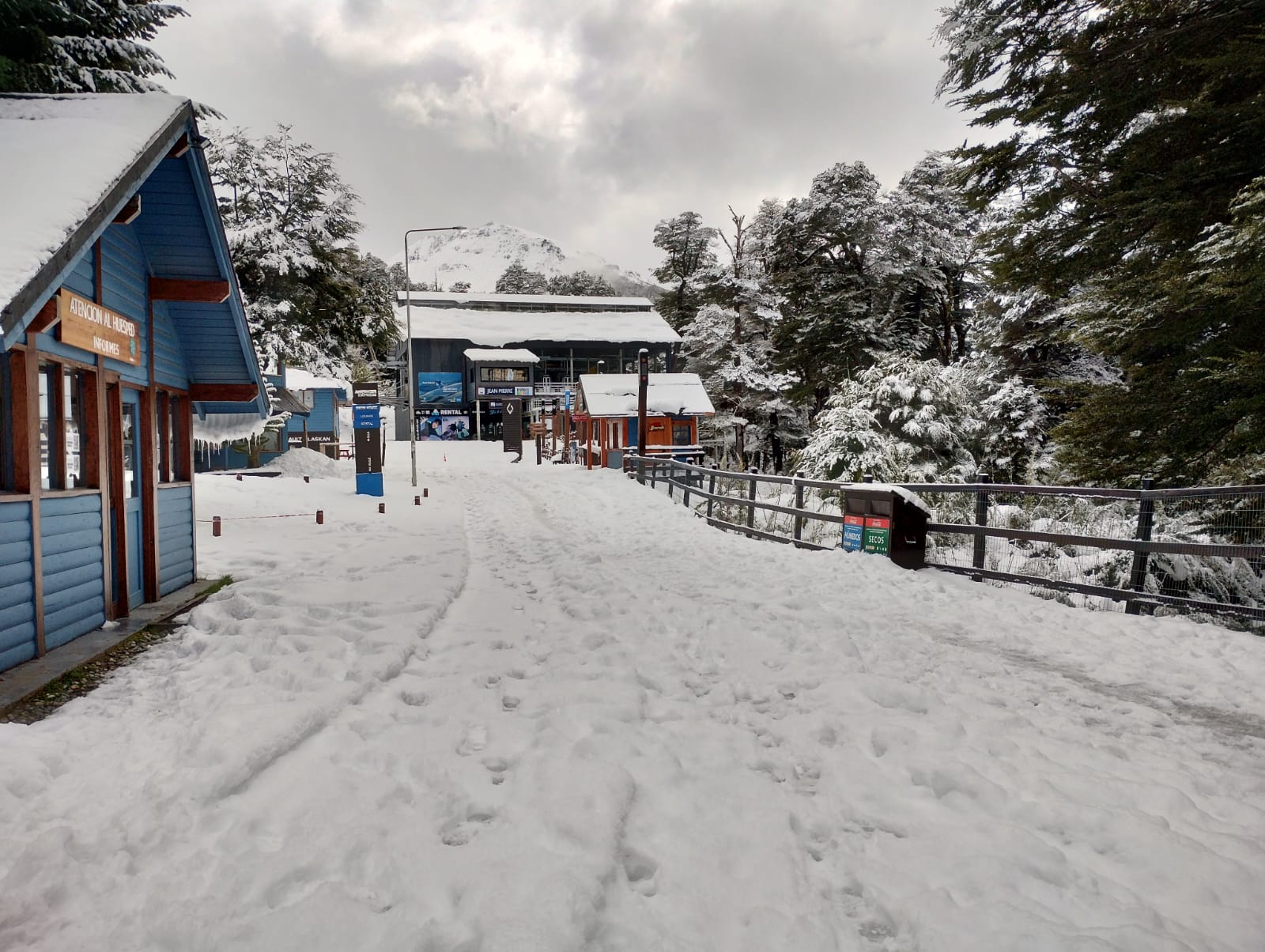 Por la nieve, desde la organización omitieron el paso por el Cerro Bayo.