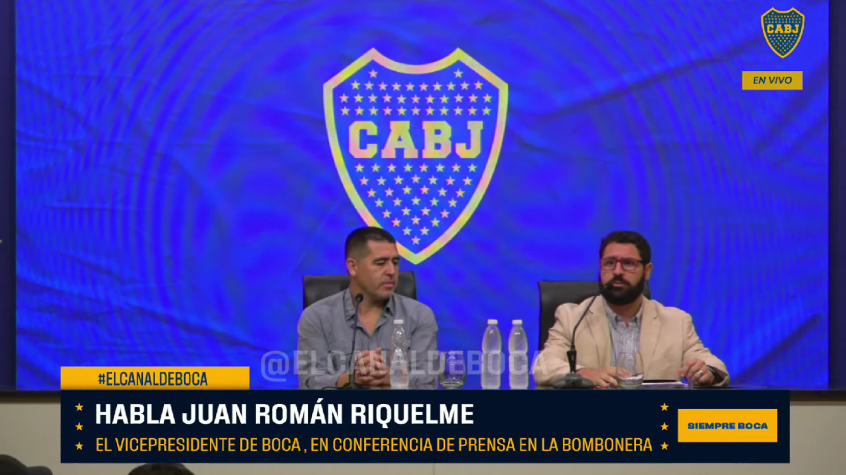 Riquelme dio una conferencia de prensa junto al apoderado del club.