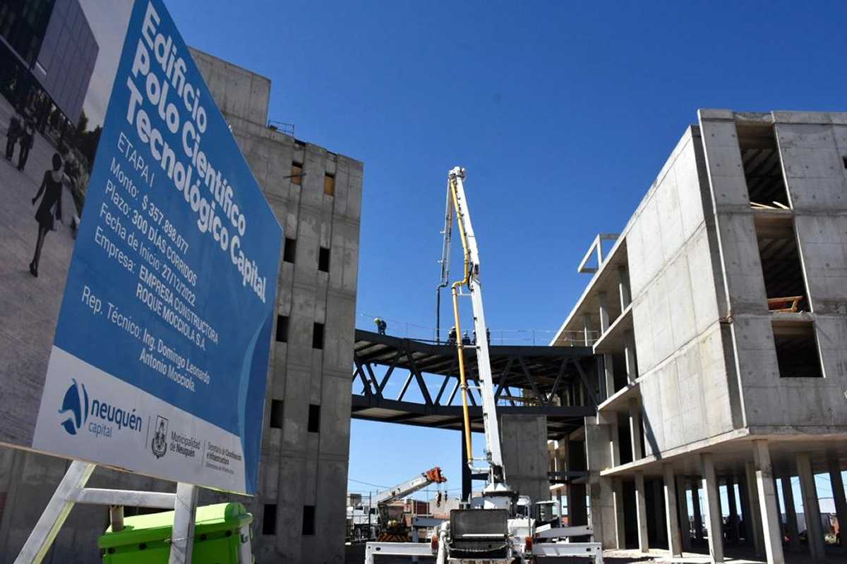 Las edificios 1 y 2 avanzan a buen ritmo de construcción, en tanto se aplazarán las licitaciones previstas para la obra complementaria y el tercer edificio (foto Matías Subat)