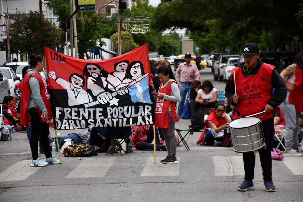 Las organizaciones llevaron su protesta a Casa de Gobierno de Neuquén. Foto: Matías Subat.
