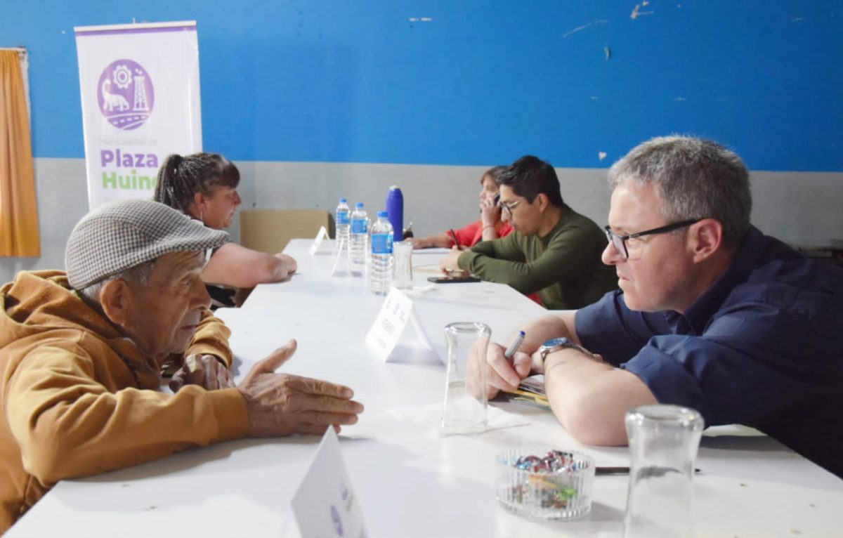 El intendente Larraza empezó el gabinete en los barrios (Fotos: gentileza)