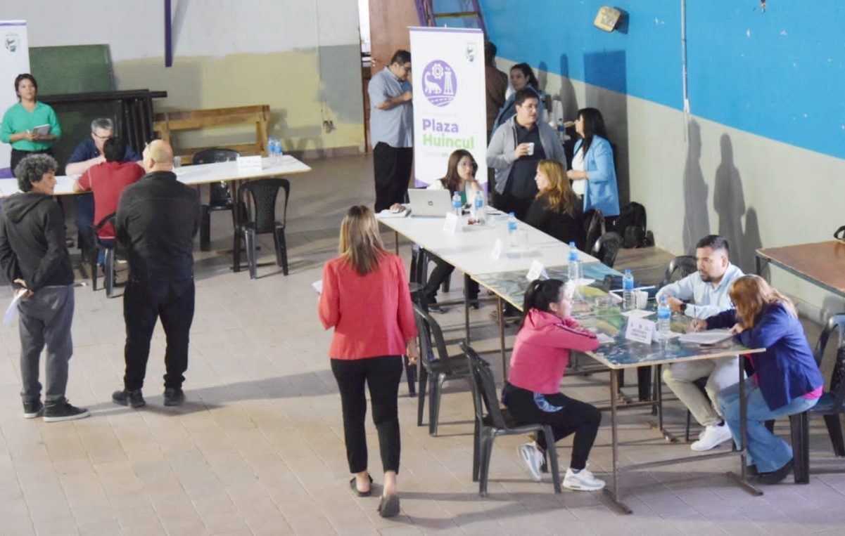 El intendente Claudio Larraza empezó la atención en los barrio (Fotos: gentileza)