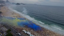 Imagen de Video | Desde arriba, el impactante banderazo de hinchas de Boca en las playas de Río de Janeiro