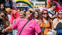 Imagen de Multitudinaria marcha del Orgullo LGBTIQ+ en Buenos Aires, con artistas, shows y un mensaje político