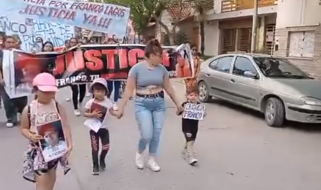 Familiares y allegados de Lagos marcharon nuevamente en Cipolletti. Foto: Captura Intrusos de la Política. 