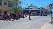 Imagen de Video: acampe y corte frente a la municipalidad de Cipolletti por recortes en la asistencia social