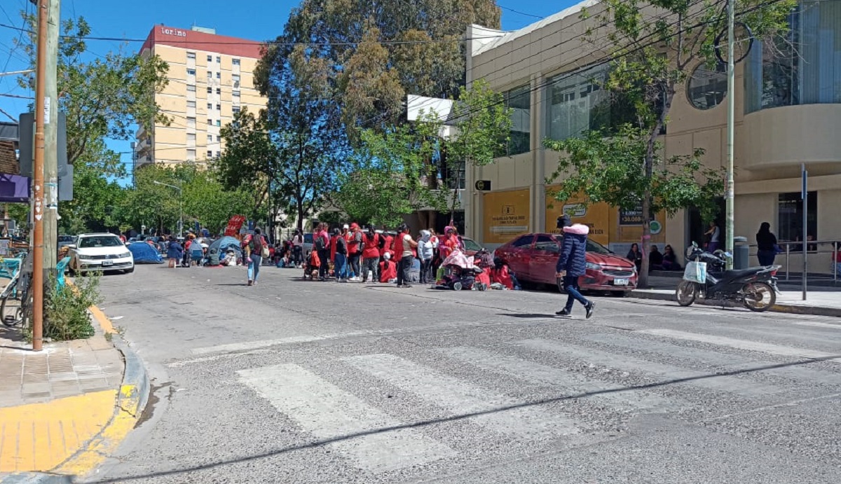 El acampe frente al municipio continuará por tiempo indeterminado. 