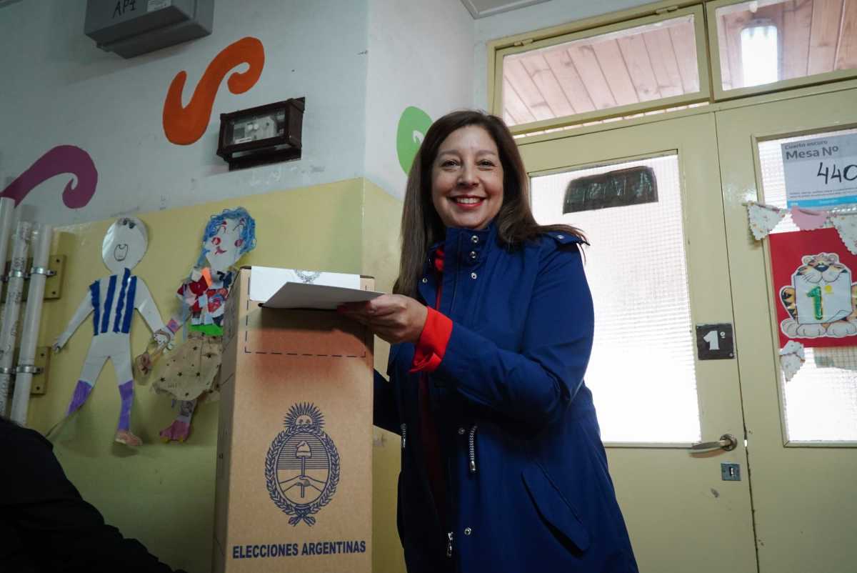 La gobernadora Arabela Carreras votó temprano en la Escuela 321 de Bariloche y dijo tener expectativas por el compromiso de la gente. Foto: Marcelo Martinez