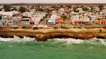 Imagen de ¡Impresionante! Así golpean las olas en Las Grutas por la marea extraordinaria