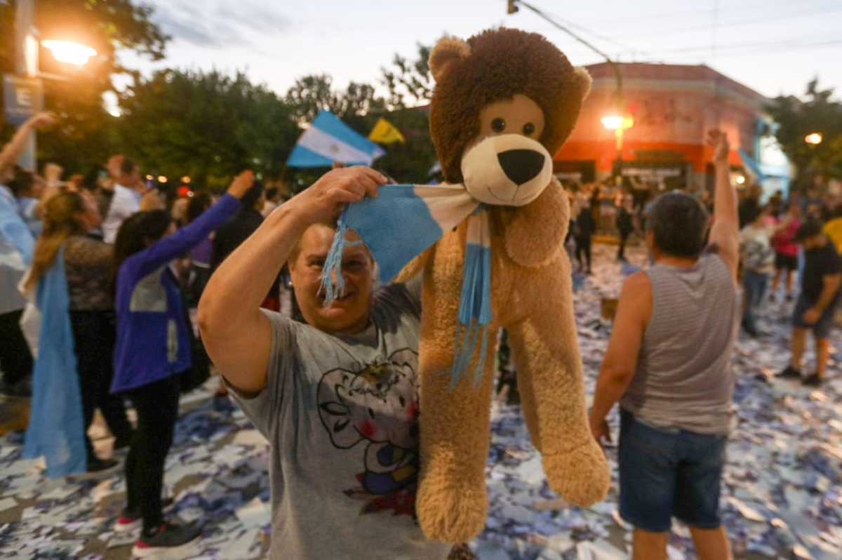 Los festejos en el centro de Roca, ciudad en la que Milei ganó con el 52%, sobre el 43,8% de Massa. (Foto: Juan Thomes)