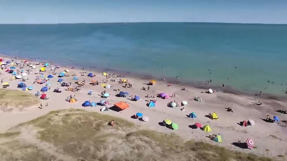 La Mar Grande, una playa a tan solo 15 km de Las Grutas, en San Antonio Oeste, al pie de un impresionante cordón dunar. Video: @lasgrutasturismooficial