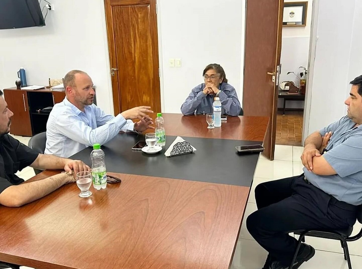 El intendente de Fernández Oro junto al Ministro de Seguridad y la jefa Comisario General. Foto: Gentileza.
