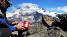 Imagen de Quién es el hombre que coloca libros en las cumbres