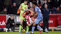 Imagen de VIDEO | Dibu Martínez brilló en la victoria del Aston Villa y protagonizó un tenso cruce con un jugador