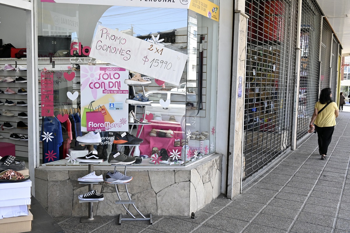 Los comercios de la calle Onelli de Bariloche sintieron el impacto de la crisis que afecta al consumo. Foto: Archivo Chino Leiva