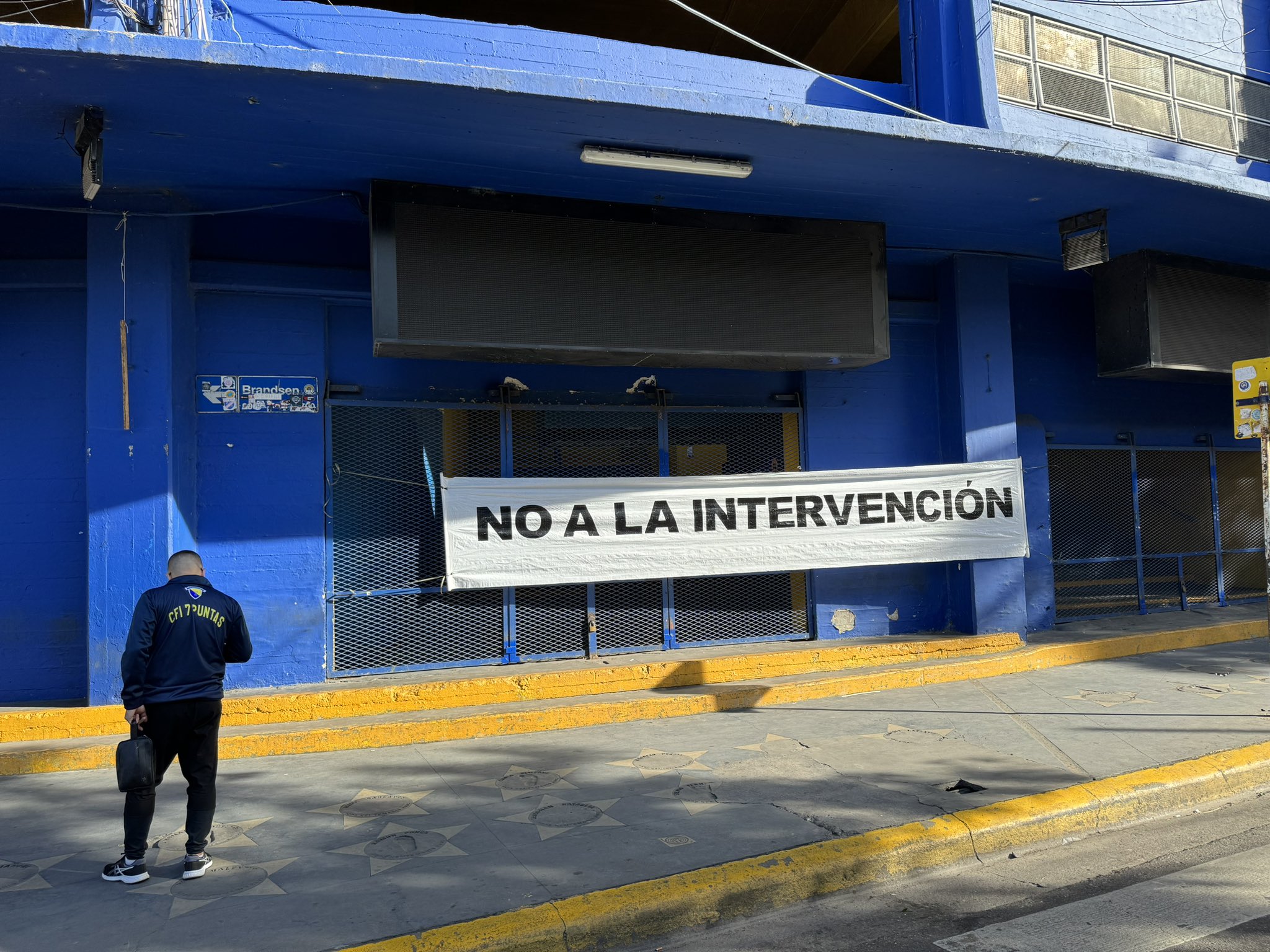 La Bombonera amaneció con mensajes en contra de la oposición liderada por Mauricio Macri.