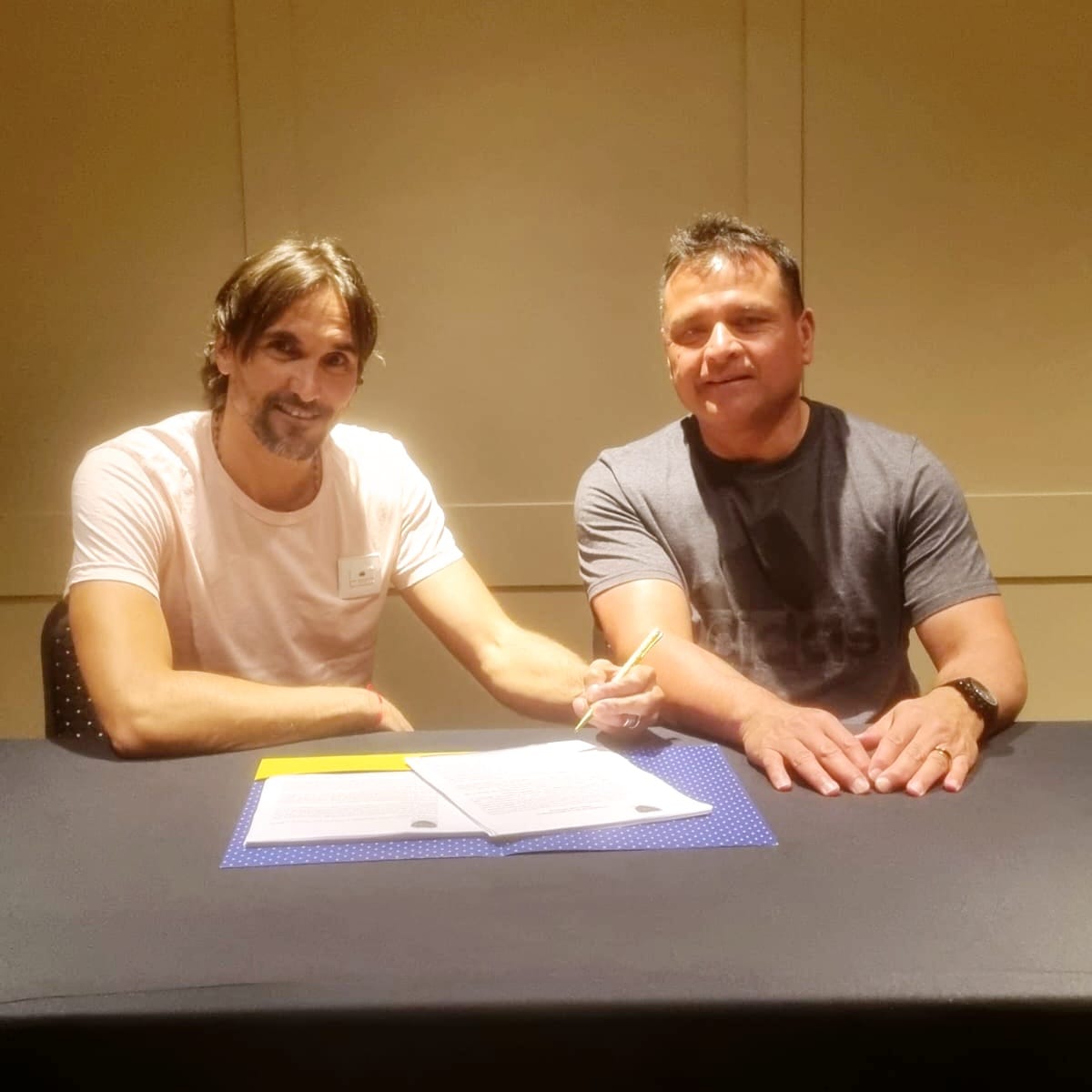 Martínez firmó su contrato junto al Chelo Delgado, uno de los integrantes del Consejo de Fútbol de Boca.  