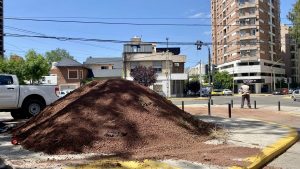 Una camionada de puzolana en el paso vial de un bulevar de Neuquén